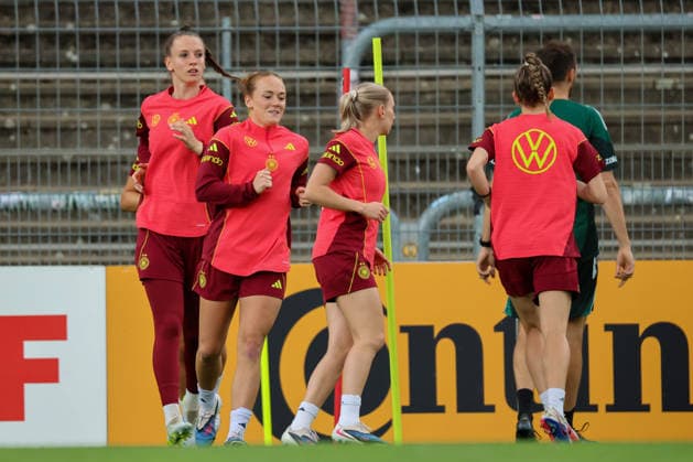 Cologne, Germany 01 06 2026 Training of the DFB women preparation international match Germany vs Norway for World Cup qualification 2027 In the picture from left goalkeeper Ena Mahmutovic Germany , Lisanne Gräwe Graewe Germany and Elisa Senß Senss Germany Copyright: HMBxMedia MadeleinexFantini