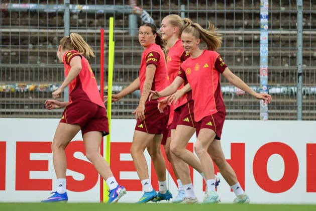 Cologne, Germany 01 06 2026 Training of the DFB women preparation international match Germany vs Norway for World Cup qualification 2027 In the picture from left the second Larissa Mühlhaus Muehlhaus Germany , Camilla Küver Kuever Germany and Vivien Endemann Germany Copyright: HMBxMedia MadeleinexFantini