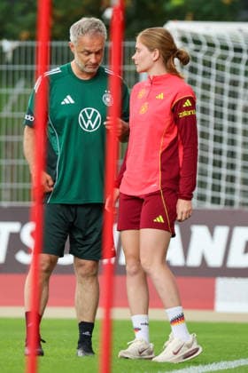 Cologne, Germany 01 06 2026 Training of the DFB women preparation international match Germany vs Norway for World Cup qualification 2027 In the picture from left national coach Christian Wück Wueck Germany and Sjoeke Nüsken Nuesken Germany Copyright: HMBxMedia MadeleinexFantini