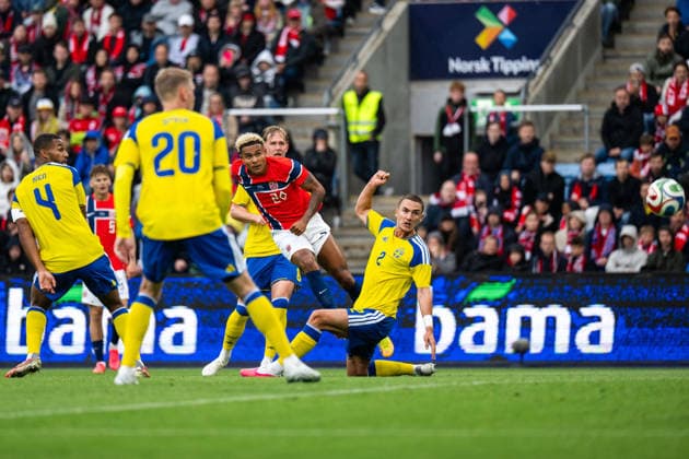 260601 Antonio Nusa of Norway scores 2 0 behind Isak Hien and Gustaf Lagerbielke of Sweden during the international friendly football match between Norway and Sweden on June 1, 2026 in Oslo Photo Joel Marklund BILDBYRAN code JM JM0820 bbeng fotboll football soccer fotball träningslandskamp privatlandskamp landskamp international friendly norge norway sverige sweden sverige a  Copyright: JOELxMARKLUND BB260601JM059