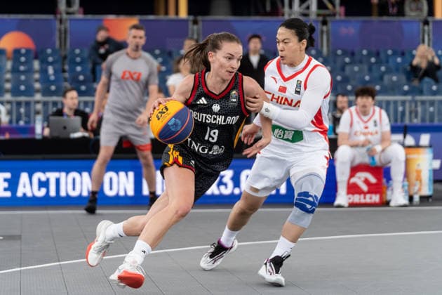 FIBA 3x3 World Cup 2026 - Warsaw, Poland - Day 1 Marie Reichert from Germany and Lili Wang from China are seen in action during the FIBA 3x3 World Cup 2026 group stage match in Warsaw, Poland. Warsaw Poland  Copyright: xMarekxAntonixIwaÅ czukx originalFilename:iwanczuk-day1ofth260601_npiJS.jpg