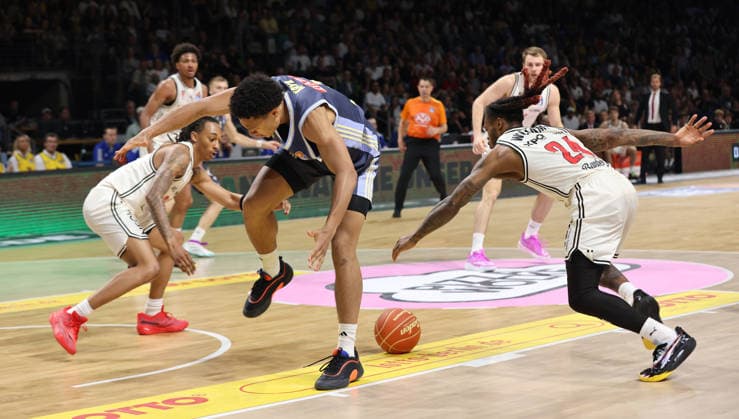Austin Crowley, Jack Kayil, Cobe Williams duel Match Scene Action Sport Basketball BBL Bundesliga Mens Play Off Semi Final 2 Match Season 2025 2026 01 06 2026 ALBA Berlin vs BMA365 Bamberg Baskets