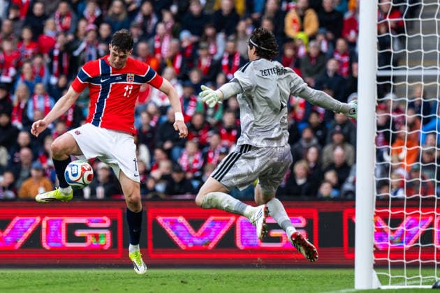 260601 Jorgen Strand Larsen of Norway and goalkeeper Jacob Widell Zetterström of Sweden during the international friendly football match between Norway and Sweden on June 1, 2026 in Oslo Photo Joel Marklund BILDBYRAN code JM JM0820 bbeng fotboll football soccer fotball träningslandskamp privatlandskamp landskamp international friendly norge norway sverige sweden sverige a  Copyright: JOELxMARKLUND BB260601JM063