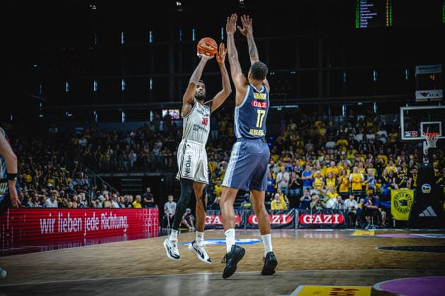 Basketball Berlin 01 06 2026 Season 2025 2026 EasyCredit BBL 1 Bundesliga Men, Men Playoffs Semifinal Game 2 Alba Berlin BMA365 Bamberg Baskets Ejiofor Onu Bamberg, No 35 Norris Agbakoko Alba Berlin, No 17