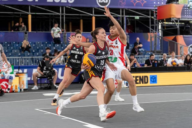 FIBA 3x3 World Cup 2026 - Warsaw, Poland - Day 1 Marie Reichert from Germany and Wenxia Li from China are seen in action during the FIBA 3x3 World Cup 2026 group stage match in Warsaw, Poland. Warsaw Poland  Copyright: xMarekxAntonixIwaÅ czukx originalFilename:iwanczuk-day1ofth260601_np1qQ.jpg