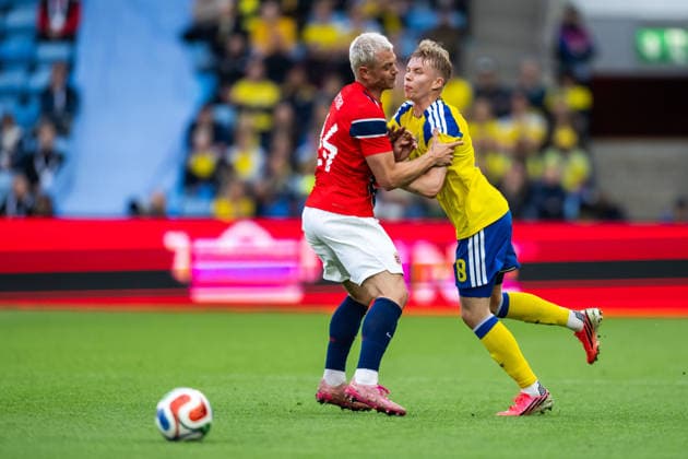 260601 Julian Ryerson of Norway and Daniel Svensson of Sweden during the international friendly football match between Norway and Sweden on June 1, 2026 in Oslo Photo Marius Simensen BILDBYRAN COP 238 JM0820 bbeng fotboll football soccer fotball träningslandskamp privatlandskamp landskamp international friendly norge norway sverige sweden sverige a  Copyright: MARIUSxSIMENSEN BB260601BB798