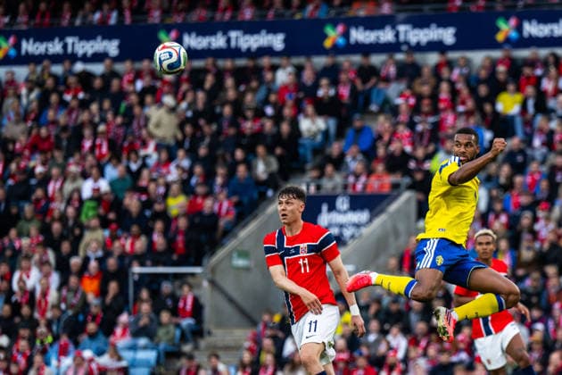 260601 Jorgen Strand Larsen of Norway and Isak Hien of Sweden during the international friendly football match between Norway and Sweden on June 1, 2026 in Oslo Photo Joel Marklund BILDBYRAN code JM JM0820 bbeng fotboll football soccer fotball träningslandskamp privatlandskamp landskamp international friendly norge norway sverige sweden sverige a  Copyright: JOELxMARKLUND BB260601JM072