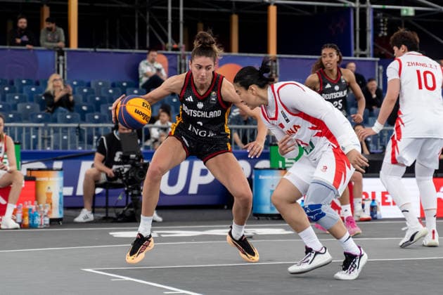 FIBA 3x3 World Cup 2026 - Warsaw, Poland - Day 1 Marie Reichert from Germany and Lili Wang from China compete during the FIBA 3x3 World Cup 2026 group stage match in Warsaw, Poland. Warsaw Poland  Copyright: xMarekxAntonixIwaÅ czukx originalFilename:iwanczuk-day1ofth260601_npYFF.jpg