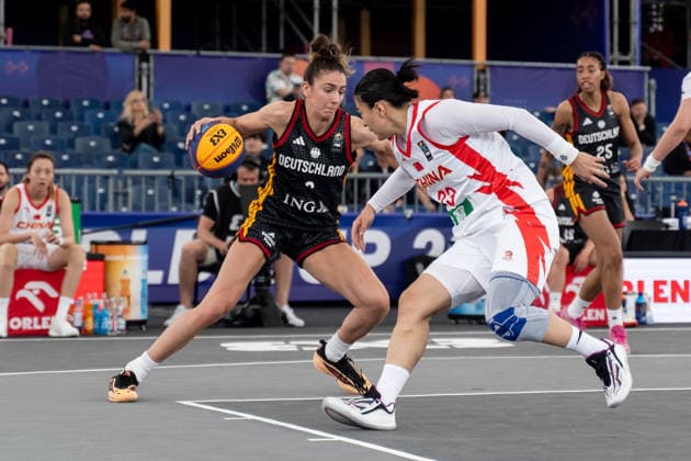 FIBA 3x3 World Cup 2026 - Warsaw, Poland - Day 1 Marie Reichert from Germany and Lili Wang from China compete during the FIBA 3x3 World Cup 2026 group stage match in Warsaw, Poland. Warsaw Poland  Copyright: xMarekxAntonixIwaÅ czukx originalFilename:iwanczuk-day1ofth260601_np61v.jpg