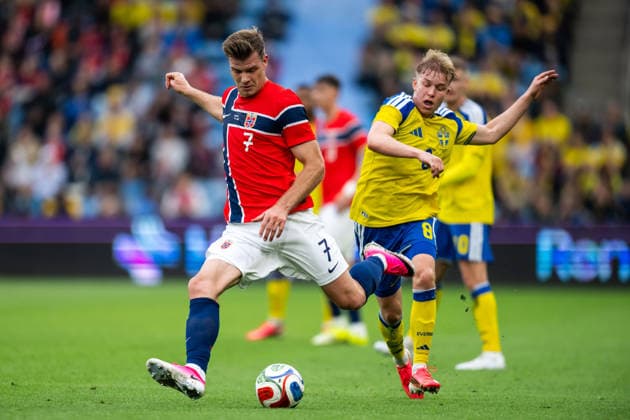 260601 Alexander Sorloth of Norway and Daniel Svensson of Sweden during the international friendly football match between Norway and Sweden on June 1, 2026 in Oslo Photo Marius Simensen BILDBYRAN COP 238 JM0820 bbeng fotboll football soccer fotball träningslandskamp privatlandskamp landskamp international friendly norge norway sverige sweden sverige a  Copyright: MARIUSxSIMENSEN BB260601BB807