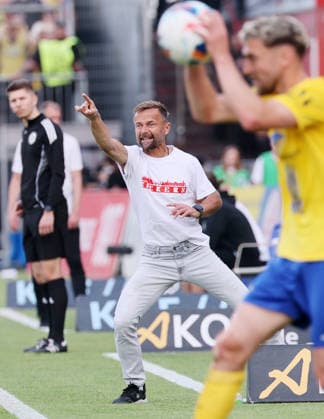 Würzburg, 01 06 2026, Stadion am Dallenberg, Fußball, Aufstiegspiele zur 3 Liga, Rückspiel , FWK Würzburger Kickers vs 1 FC Lok Leipzig , Im Bild Trainer Michael Schiele Würzburg , Nur zur redaktionellen Nutzung Only editorial use NOFV DFB regulations prohibit any use of photographs as image sequences and or quasi video , Picture Point