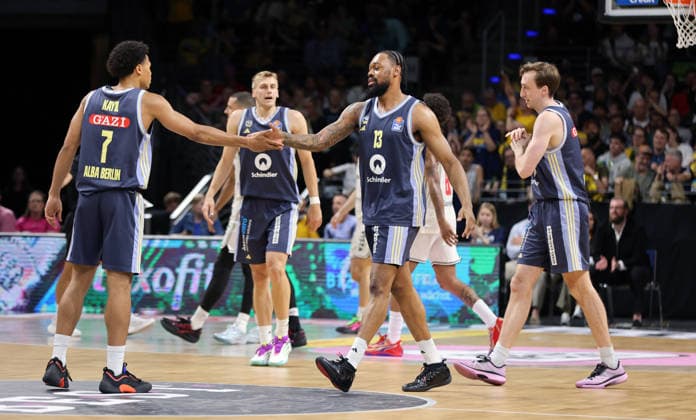 Jack Kayil high-fives with J Wan Roberts, Sam Griesel, Moses Wood Joy Emotion Cheers Sport Basketball BBL Bundesliga Mens Play Off Semi Final 2 Match Season 2025 2026 01 06 2026 ALBA Berlin vs BMA365 Bamberg Baskets