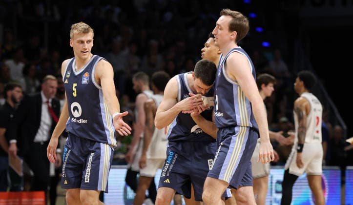 Jonas Mattisseck cheers with Moses Wood after a three-pointer, Sam Griesel joy emotion jubilation Sport Basketball BBL Bundesliga Mens Play Off Semi-Final 2 Match Season 2025 2026 01 06 2026 ALBA Berlin vs BMA365 Bamberg Baskets