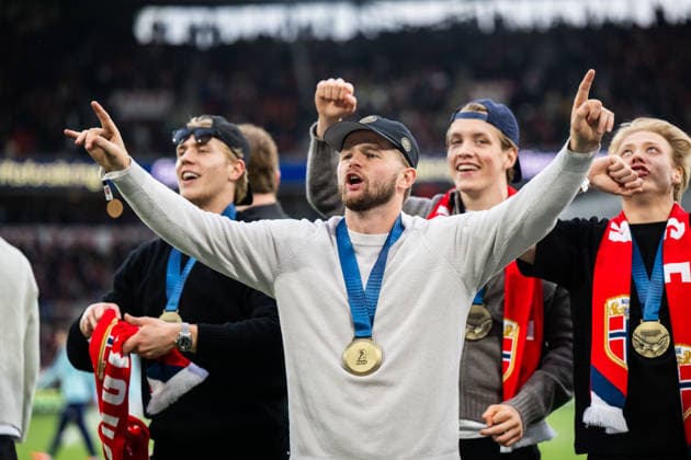 260601 Players of the Norweigan national ice hockey team celebrated after their bronze medal in IIHF Ice Hockey World Championship at half time of the international friendly football match between Norway and Sweden on June 1, 2026 in Oslo Photo Marius Simensen BILDBYRAN COP 238 JM0820 bbeng fotboll football soccer fotball träningslandskamp privatlandskamp landskamp international friendly norge norway sverige sweden sverige a  Copyright: MARIUSxSIMENSEN BB260601BB837