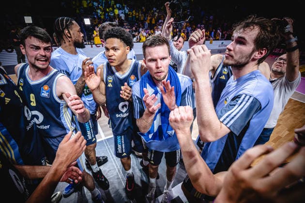 Basketball Berlin 01 06 2026 Season 2025 2026 EasyCredit BBL 1 Bundesliga Men, Men Playoffs Semi-Final Game 2 Alba Berlin BMA365 Bamberg Baskets Alba Wins Cheers Martin Hermannsson Alba Berlin, No 15