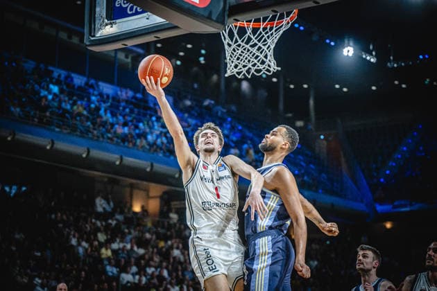 Basketball Berlin 01 06 2026 Season 2025 2026 EasyCredit BBL 1 Bundesliga Men, Men Playoffs Semifinal Game 2 Alba Berlin BMA365 Bamberg Baskets Zachary Ensminger Bamberg, No 01 Norris Agbakoko Alba Berlin, No 17