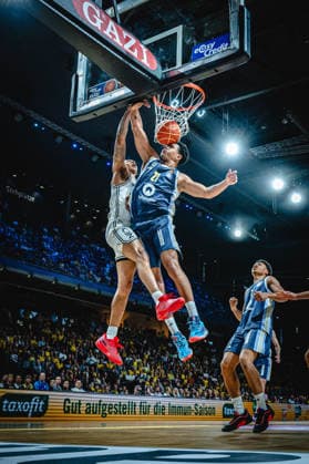Basketball Berlin 01.06.2026 Saison 2025 2026 EasyCredit BBL 1. Bundesliga Männer, Herren Playoffs Halbfinale Spiel 2 Alba Berlin - BMA365 Bamberg Baskets Austin Crowley (Bamberg, No.55) Michael Rataj (Alba Berlin, No.21) *** Basketball Berlin 01 06 2026 Season 2025 2026 EasyCredit BBL 1 Bundesliga Men, Men Playoffs Semifinal Game 2 Alba Berlin BMA365 Bamberg Baskets Austin Crowley Bamberg, No 55 Michael Rataj Alba Berlin, No 21