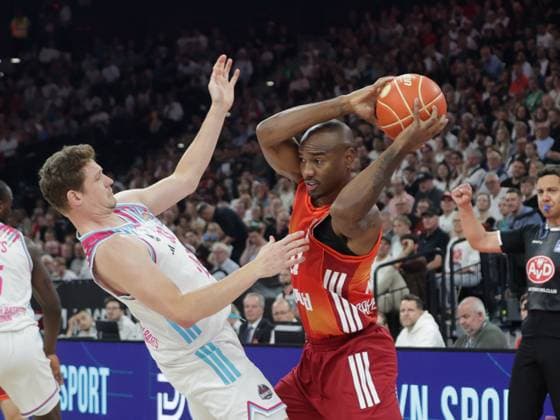 Bonns 33 HECKMANN vs. Bavarias 22 Isiaha MIKE Basketball, Bayern Bonn Bundesliga, FC Bayern Basketball Telekom Baskets Bonn, Playoff Semifinal, 2 Game, Season 2025 2026, 1 06 2026, in Munich, S A P G A R D E N, Germany Source Copyright Credit Oryk HAIST xBASKETBALL-BAYERN-BONNx