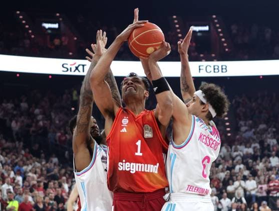 Bayerns 1 Oscar DA SILVA between Bonns 4 GARRETT and Bonns 6 KESSENS Basketball, Bayern Bonn Bundesliga, FC Bayern Basketball Telekom Baskets Bonn, Playoff Semifinal, 2 Game, Season 2025 2026, 1 06 2026, in Munich, S A P G A R D E N, Germany Source Copyright Credit Oryk HAIST xBASKETBALL-BAYERN-BONNx