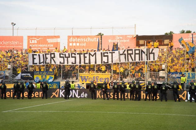 01.06.2026, xhfmx, Fussball Relegation 3.Liga, Kickers Wuerzburg - 1.FC Lok Leipzig Lok Fans mit einem Banner (DFL DFB REGULATIONS PROHIBIT ANY USE OF PHOTOGRAPHS as IMAGE SEQUENCES and or QUASI-VIDEO) Wuerzburg *** 01 06 2026, xhfmx, Soccer Relegation 3 Liga, Kickers Wuerzburg 1 FC Lok Leipzig Lok Fans with a Banner DFL DFB REGULATIONS PROHIBIT ANY USE OF PHOTOGRAPHS as IMAGE SEQUENCES and or QUASI VIDEO Wuerzburg