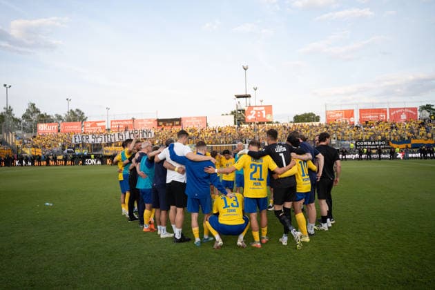 01 06 2026, xhfmx, Soccer Relegation 3 Liga, Kickers Wuerzburg 1 FC Lok Leipzig Lok Team circle in front of the away block DFL DFB REGULATIONS PROHIBIT ANY USE OF PHOTOGRAPHS as IMAGE SEQUENCES and or QUASI VIDEO Wuerzburg