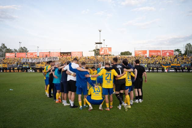01 06 2026, xhfmx, Soccer Relegation 3 Liga, Kickers Wuerzburg 1 FC Lok Leipzig Lok Team circle in front of the away block DFL DFB REGULATIONS PROHIBIT ANY USE OF PHOTOGRAPHS as IMAGE SEQUENCES and or QUASI VIDEO Wuerzburg