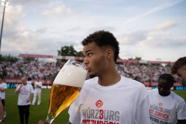 01 06 2026, xhfmx, Football Relegation 3 Liga, Kickers Wuerzburg 1 FC Lok Leipzig Würzburg celebrates promotion to the 3 Liga Jermain Nischalke FC Würzburger Kickers, 9 DFL DFB REGULATIONS PROHIBIT ANY USE OF PHOTOGRAPHS as IMAGE SEQUENCES and or QUASI VIDEO Wuerzburg
