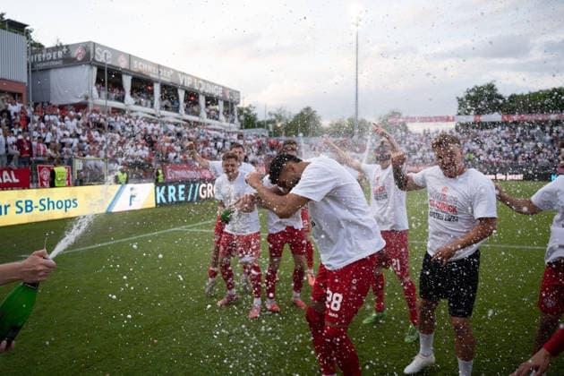 01 06 2026, xhfmx, Soccer Relegation 3 Liga, Kickers Wuerzburg 1 FC Lok Leipzig The Wuerzburg team celebrates promotion to the 3 Liga DFL DFB REGULATIONS PROHIBIT ANY USE OF PHOTOGRAPHS as IMAGE SEQUENCES and or QUASI VIDEO Wuerzburg
