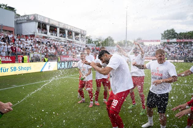 01 06 2026, xhfmx, Soccer Relegation 3 Liga, Kickers Wuerzburg 1 FC Lok Leipzig The Wuerzburg team celebrates promotion to the 3 Liga DFL DFB REGULATIONS PROHIBIT ANY USE OF PHOTOGRAPHS as IMAGE SEQUENCES and or QUASI VIDEO Wuerzburg