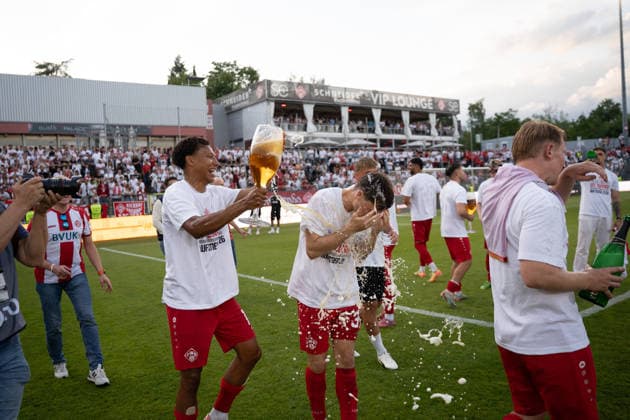 01 06 2026, xhfmx, Soccer Relegation 3 Liga, Kickers Wuerzburg 1 FC Lok Leipzig The Wuerzburg team celebrates promotion to the 3 Liga DFL DFB REGULATIONS PROHIBIT ANY USE OF PHOTOGRAPHS as IMAGE SEQUENCES and or QUASI VIDEO Wuerzburg