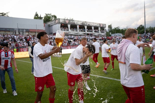 01 06 2026, xhfmx, Soccer Relegation 3 Liga, Kickers Wuerzburg 1 FC Lok Leipzig The Wuerzburg team celebrates promotion to the 3 Liga DFL DFB REGULATIONS PROHIBIT ANY USE OF PHOTOGRAPHS as IMAGE SEQUENCES and or QUASI VIDEO Wuerzburg