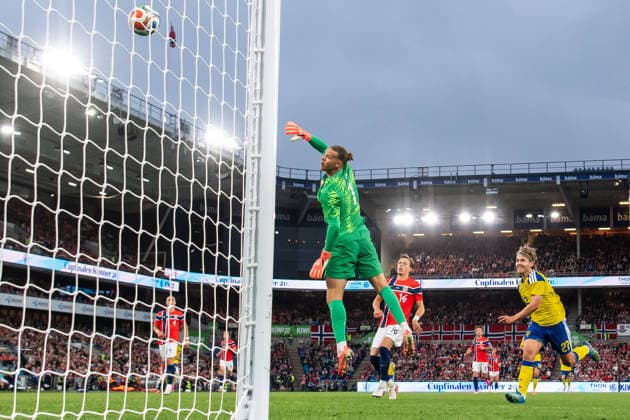 260601 Sebastian Nanasi of Sweden scores 3 2 behind goalkeeper orjan Nyland of Norway later disallowed during the international friendly football match between Norway and Sweden on June 1, 2026 in Oslo Photo Joel Marklund BILDBYRAN code JM JM0820 bbeng fotboll football soccer fotball träningslandskamp privatlandskamp landskamp international friendly norge norway sverige sweden sverige a  Copyright: JOELxMARKLUND BB260601JM142
