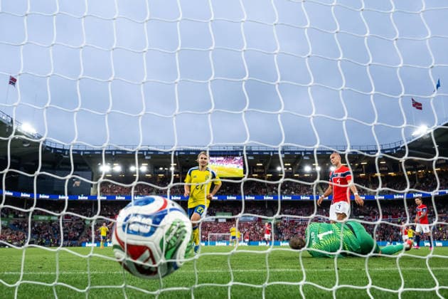 260601 Sebastian Nanasi of Sweden during the 3 1 goal scored by Alexander Isak not pictured behind goalkeeper orjan Nyland and Leo ostigard of Norway during the international friendly football match between Norway and Sweden on June 1, 2026 in Oslo Photo Joel Marklund BILDBYRAN kod JM JM0820 bbeng fotboll football soccer fotball träningslandskamp privatlandskamp landskamp international friendly norge norway sverige sweden sverige a depp  Copyright: JOELxMARKLUND BB260601JM143