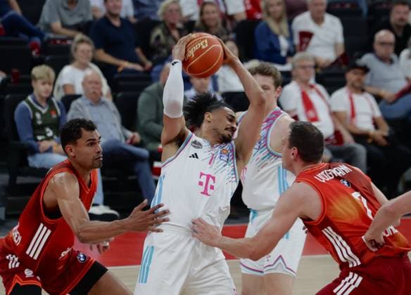 In Bedraengnis Bonns 1 BAEHRE BÄHRE Basketball, Bayern Bonn Bundesliga, FC Bayern Basketball Telekom Baskets Bonn, Playoff Semifinal, 2 Game, Season 2025 2026, 1 06 2026, in Munich, S A P G A R D E N, Germany Source Copyright Credit Oryk HAIST xBASKETBALL-BAYERN-BONNx
