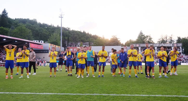 Würzburg, 01 06 2026, Stadion am Dallenberg, Fußball, Aufstiegspiele zur 3 Liga, Rückspiel , Würzburger Kickers vs 1 FC Lok Leipzig 2 1 , Enttäuschung Lok Leipzig hat wieder den Aufstieg in Liga 3 verpasst , Nur zur redaktionellen Nutzung Only editorial use NOFV BFV DFB regulations prohibit any use of photographs as image sequences and or quasi video , Picture Point