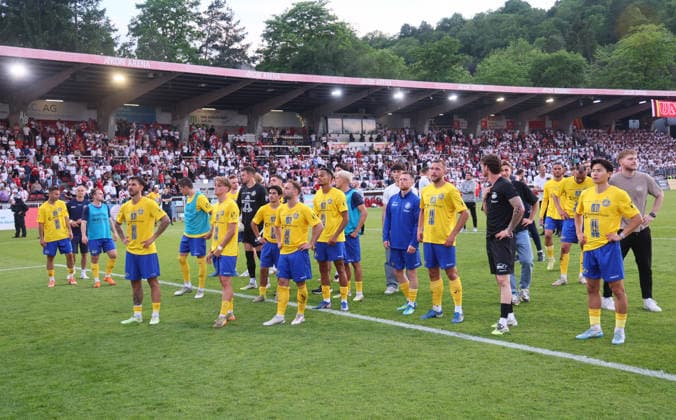 Würzburg, 01 06 2026, Stadion am Dallenberg, Fußball, Aufstiegspiele zur 3 Liga, Rückspiel , Würzburger Kickers vs 1 FC Lok Leipzig 2 1 , Enttäuschung Lok Leipzig hat wieder den Aufstieg in Liga 3 verpasst , Nur zur redaktionellen Nutzung Only editorial use NOFV BFV DFB regulations prohibit any use of photographs as image sequences and or quasi video , Picture Point