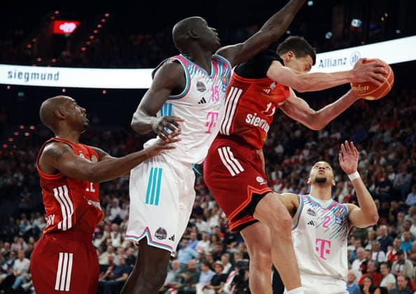 from left Isiaha MIKE M nchen , Kur JONGKUCHVladimir LUCIC Muenchen , Mens Basketball Bundesliga, 2025 26, play off semi-final, second match, FC Bayern Muenchen Basketball vs Telekom Baskets Bonn, SAP Garden3, 01 06 26 Copyright: WolfgangxFehrmann