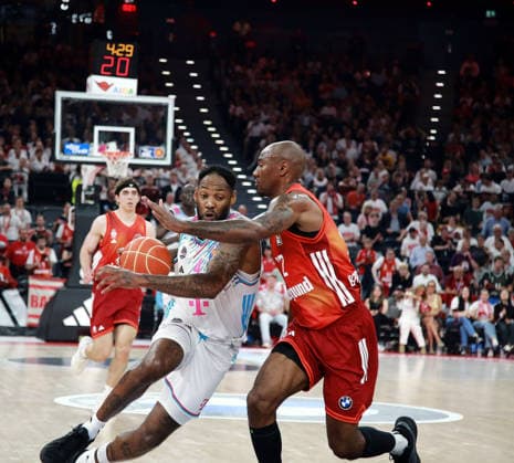 from left Jaff GARRET Bonn , Isiaha MIKE M nchen , Mens Basketball Bundesliga, 2025 26, play off semi-final, second match, FC Bayern Muenchen Basketball vs Telekom Baskets Bonn, SAP Garden3, 01 06 26 Copyright: WolfgangxFehrmann