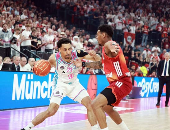 from left Joel AMINU Bonn , Xavier RATHAN MAYES Muenchen , Mens Basketball Bundesliga, 2025 26, play off semi-final, second game, FC Bayern Muenchen Basketball vs Telekom Baskets Bonn, SAP Garden3, 01 06 26 Copyright: WolfgangxFehrmann
