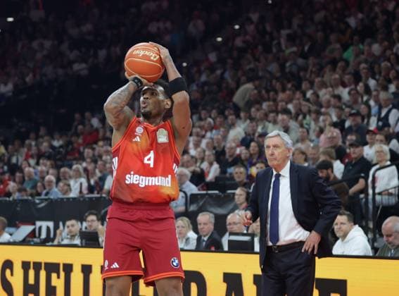 In front of critical eyes Bayern 4 Xavier RATHAN MAYES and FCBB coach Svetislav PESIC Basketball, Bayern Bonn Bundesliga, FC Bayern Basketball Telekom Baskets Bonn, playoff semi-final, 2 match, 2025 2026 season, 1 06 2026, in Munich, S A P G A R D E N, Germany Source Copyright Credit Oryk HAIST xBASKETBALL-BAYERN-BONNx