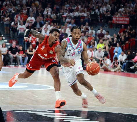 from left Xavier RATHAN MAYES Muenchen , Jalen FINCH Bonn , Mens Basketball Bundesliga, 2025 26, play off semi-final, second game, FC Bayern Muenchen Basketball vs Telekom Baskets Bonn, SAP Garden3, 01 06 26 Copyright: WolfgangxFehrmann