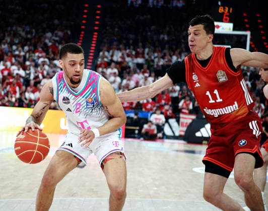 from left Alijah COMITHIER Bonn , Vladimir LUCIC Muenchen , Mens Basketball Bundesliga, 2025 26, play off semi-final, second game, FC Bayern Muenchen Basketball vs Telekom Baskets Bonn, SAP Garden3, 01 06 26 Copyright: WolfgangxFehrmann