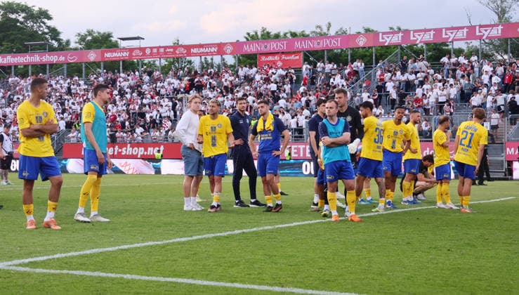 Würzburg, 01 06 2026, Stadion am Dallenberg, Fußball, Aufstiegspiele zur 3 Liga, Rückspiel , Würzburger Kickers vs 1 FC Lok Leipzig 2 1 , Enttäuschung Lok Leipzig hat wieder den Aufstieg in Liga 3 verpasst , Nur zur redaktionellen Nutzung Only editorial use NOFV BFV DFB regulations prohibit any use of photographs as image sequences and or quasi video , Picture Point