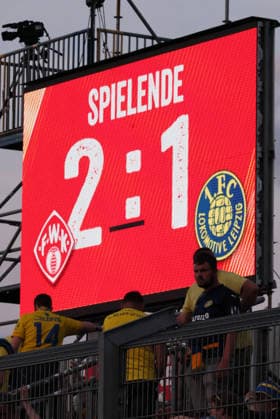 Würzburg, 01 06 2026, Stadion am Dallenberg, Fußball, Aufstiegspiele zur 3 Liga, Rückspiel , Würzburger Kickers vs 1 FC Lok Leipzig 2 1 , Im Bild Anzeigetafel mit dem Ergebnis , Nur zur redaktionellen Nutzung Only editorial use NOFV BFV DFB regulations prohibit any use of photographs as image sequences and or quasi video , Picture Point