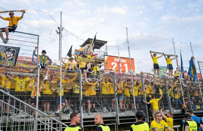 Soccer, Men, Season 2025 2026, Promotion match to 3 Liga second leg , Würzburger Kickers 1 FC Lok Leipzig 2 1 , Fans of Lok comfort the players of Lok, Disappointment after final whistle, Scoreboard with 2 1 final score, 01 06 2026, Copyright: xMatthiasxKochx