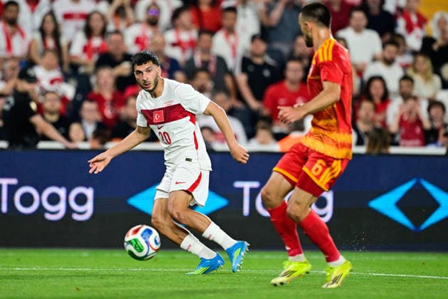 Turkiye v North Macedonia - Friendly match ISTANBUL, TURKIYE - JUNE 1: Oguz Aydin (L) of Turkiye in action against Visar Musliu (R) of North Macedonia during the International Friendly, Länderspiel, Nationalmannschaft match between Turkiye and North Macedonia at Chobani Stadium, on June 1, 2026, in Istanbul, Turkiye. Cem Tekkesinoglu Anadolu Istanbul Turkey. Editorial use only. Please get in touch for any other usage.  Copyright: x2026xAnadoluxCemxTekkesinoglux