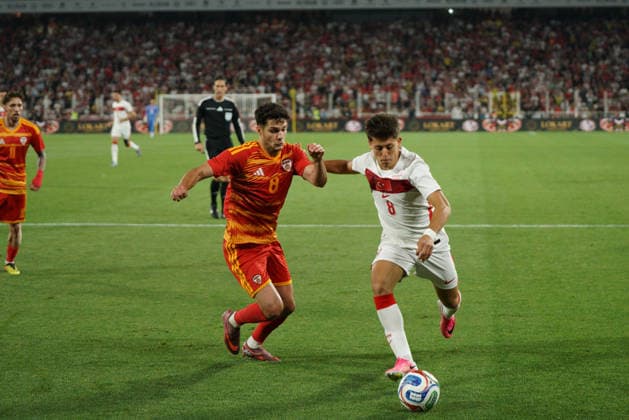 June 1, 2026, Kadikoy, Istanbul, Turkey: Arda Guler (R) of Turkey in action against Agon Elezi (L) of North Macedonia during the Turkey-North Macedonia match at Fenerbahce Sukru Saracoglu Stadium in Istanbul on June 1, 2026, as part of the preparations for the 2026 FIFA World Cup, WM, Weltmeisterschaft, Fussball 2026 FIFA World Cup Preparations - Turkey Vs North Macedonia  - ZUMAu194 20260601_zip_u194_019 Copyright: xTolgaxUluturkx