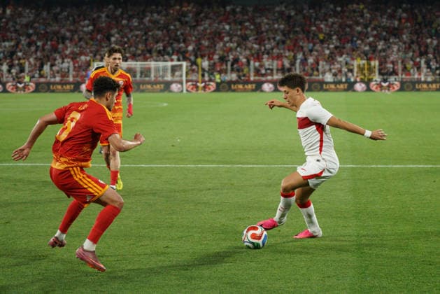 June 1, 2026, Kadikoy, Istanbul, Turkey: Arda Guler (R) of Turkey in action against Agon Elezi (L) of North Macedonia during the Turkey-North Macedonia match at Fenerbahce Sukru Saracoglu Stadium in Istanbul on June 1, 2026, as part of the preparations for the 2026 FIFA World Cup, WM, Weltmeisterschaft, Fussball Kadikoy Turkey - ZUMAu194 20260601_zip_u194_018 Copyright: xTolgaxUluturkx