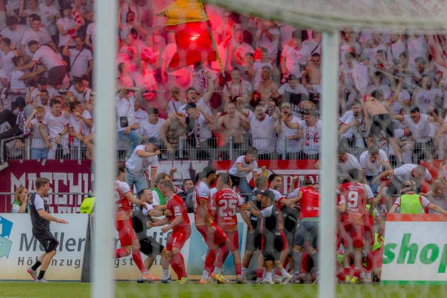 Würzburg, Deutschland 01. Juni 2026: Relegation 3. Liga - 2025 2026 - Rückspiel - FC Würzburger Kickers gegen 1. FC Lok Leipzig Im Bild: in der Traube Torschütze Djamal Ziane (FCWK) jubelt nach seinem Tor zum 2:1 mit seinen Mannschaftskollegen, DFL DFB regulations prohibit any use of photographs as image sequences and or quasi-video AKON Arena Bayern *** Würzburg, Germany 01 June 2026 Relegation 3 Liga 2025 2026 second leg FC Würzburger Kickers vs 1 FC Lok Leipzig In the picture in the grape scorer Djamal Ziane FCWK cheers with his teammates after his goal to 2 1, DFL DFB regulations prohibit any use of photographs as image sequences and or quasi video AKON Arena Bayern Copyright: xFotostandx xSchäferx