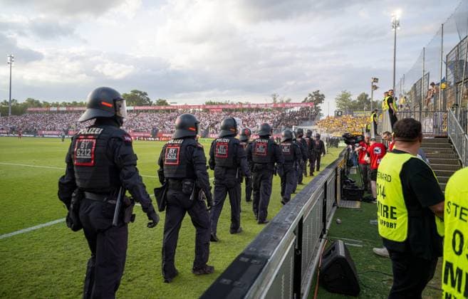 Soccer, men, season 2025 2026, promotion games to the 3 league second leg , Würzburger Kickers 1 FC Lok Leipzig 2 1 , in the final phase police moved in front of the block with the fans of Leipzig on 01 06 2026, Copyright: xMatthiasxKochx